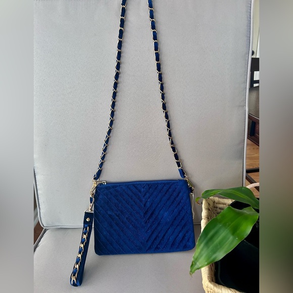 Justin & Taylor Velvet Chevron Crossbody/Clutch HandBag.
Color: Navy Blue - Picture 2 of 7